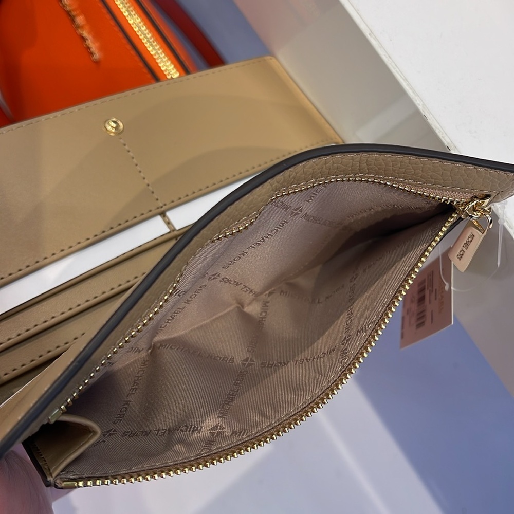 Michael Kors Reed Large Bifold Pebbled Leather Snap Wallet Card Case 
Camel 
NWT - Picture 12 of 16